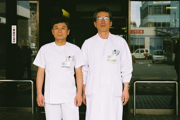 北九州市立八幡病院 放射線科 診療放射線総技師長　吉瀬孝志氏（左）  北九州市立八幡病院 放射線科 診療放射線技師長　利光孝氏（右）