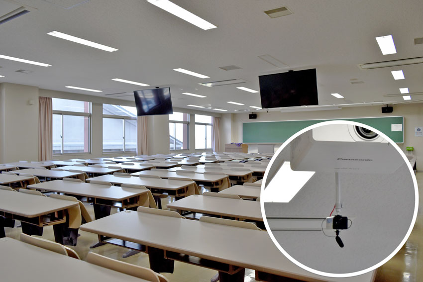 広島国際大学 講義室と各教室に設置されたネットワークカメラ/指向性マイク